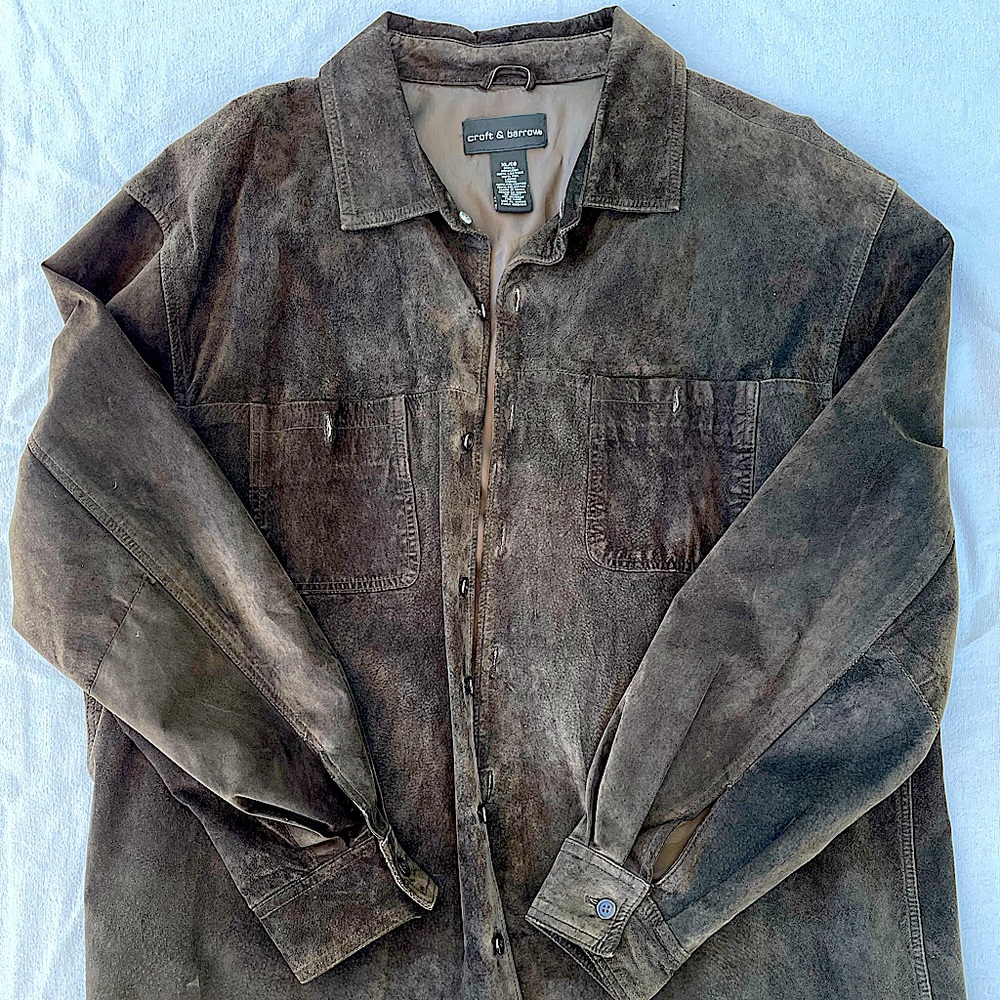 Suede men’s coat in great condition! Size is XL, closes with buttons
